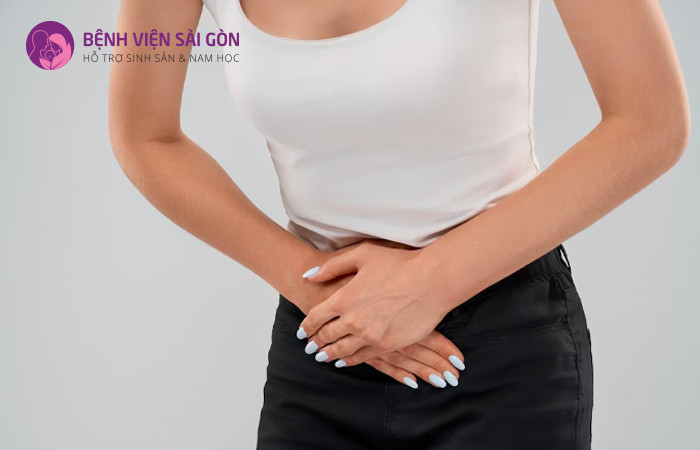 Đau rát vùng kín, phần bụng dười là biểu hiện của bệnh viêm cổ tử cung