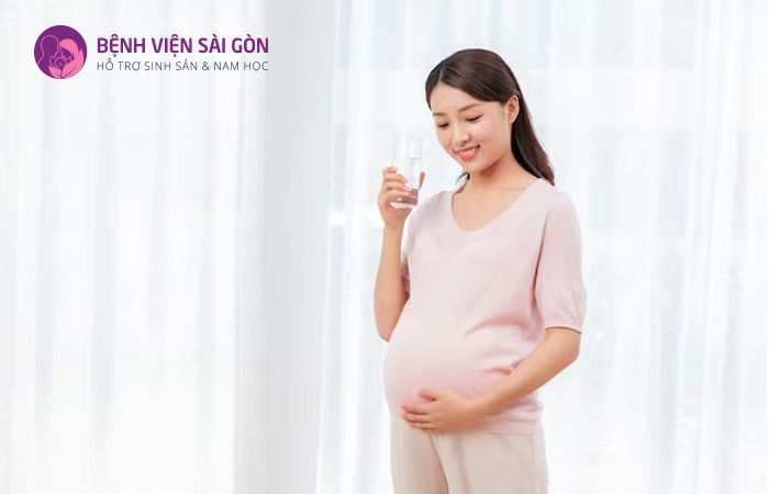 Thức uống cực tốt cho mẹ bầu 3 tháng đầu: Mẹ bầu 3 tháng đầu cần bổ sung ít nhất 2 lít nước mỗi ngày