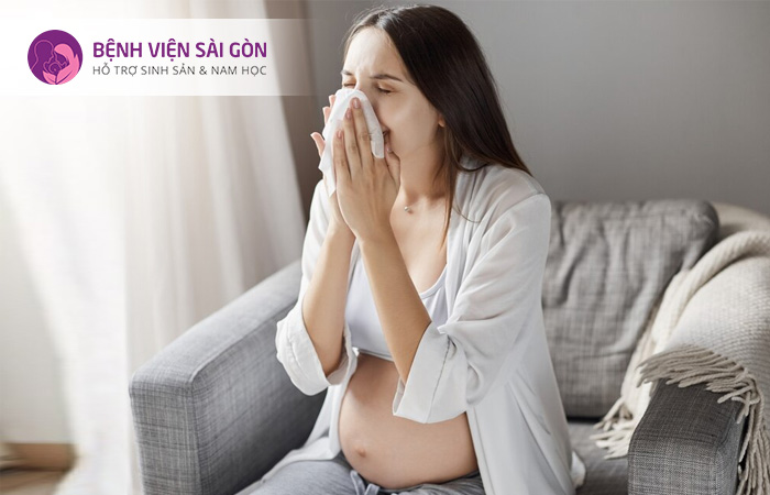 Khi mang thai nồng độ hormone thay đổi làm mẹ bầu khóc nhiều và nhạy cảm hơn