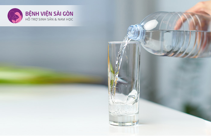 Uống đủ nước giúp ngăn ngừa tình trạng viêm đường tiết niệu