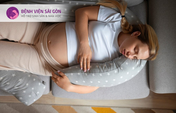 Kê gối cao giúp ngăn ngừa tình trạng khó thở và trào ngược ở mẹ bầu