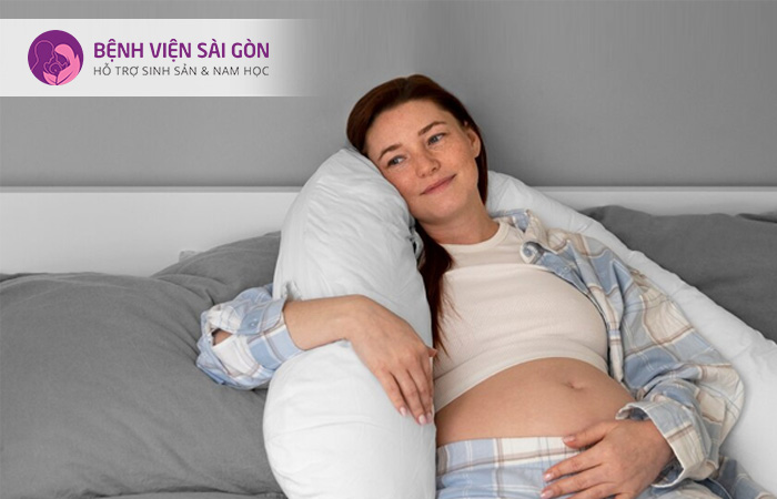 Mẹ bầu ngủ nhiều nên lựa chọn tư thế nằm giúp mẹ bầu thoải mái hơn