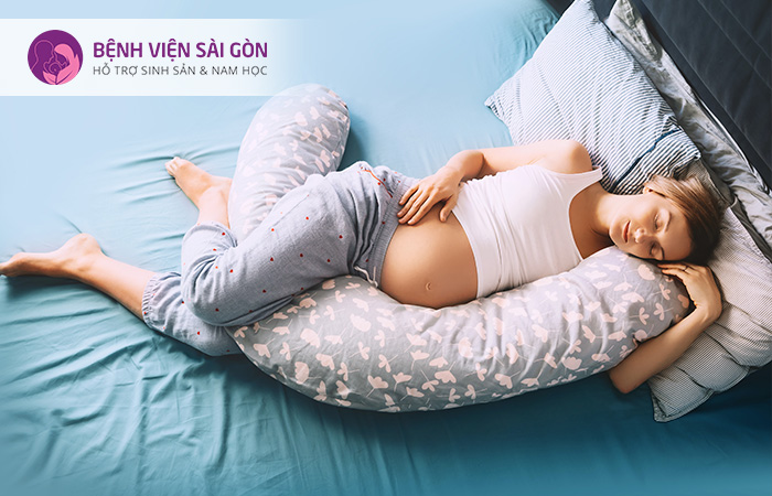 Tư thế nằm khi mang thai kết hợp đúng kết hợp với gối chuyên dụng giúp mẹ bầu cải thiện giấc ngủ