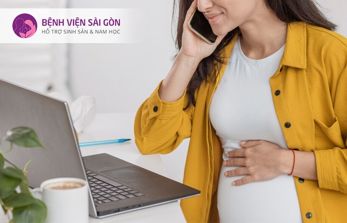 Việc nhìn laptop và điện thoại thường xuyên cũng là nguyên nhân gây ra tình trạng nhức đầu cho phụ nữ mang thai
