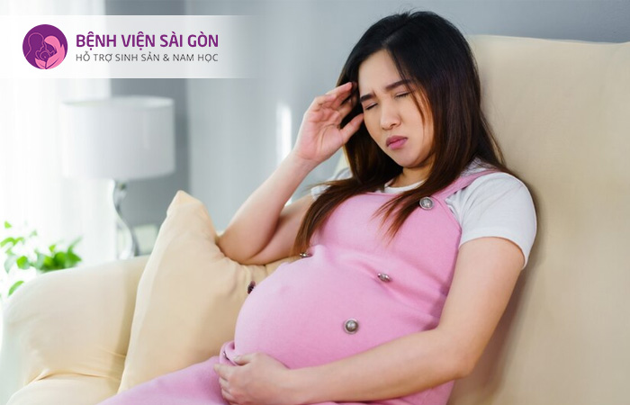 Nhiễm độc thai nghén vào 3 tháng cuối thường làm cho mẹ bầu bị phù chân, cao huyết áp