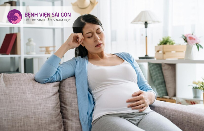 Nhức đầu, mệt mỏi là một trong những dấu hiệu của Hội chứng HELLP mẹ bầu cần lưu ý