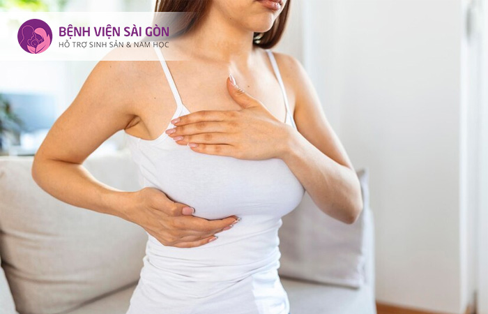 Các triệu chứng như đau, căng tức ngực là dấu hiệu của xơ nang tuyến vú
