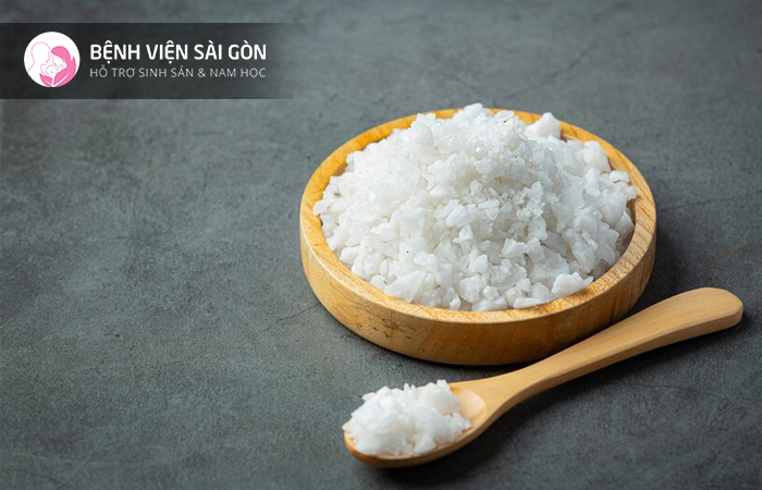Thức ăn chứa nhiều muối sẽ kích thích thận hoạt động dẫn đến tình trạng tiểu không tự chủ