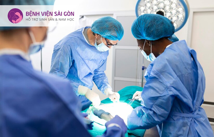 Phẫu thuật sẽ được chỉ định cho các trường hợp vô kinh do u xơ tử cung, u nang buồng trứng