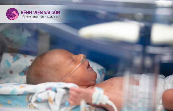 Hỗ trợ máy thở oxy cho trẻ giúp ngăn ngừa tình trạng suy hô hấp khi mắc nhiễm trùng ở trẻ sơ sinh