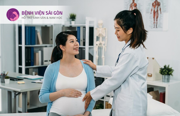 Người mẹ nên khám thai định kỳ thường xuyên để tránh những biến chứng nguy hiểm cho mẹ bầu