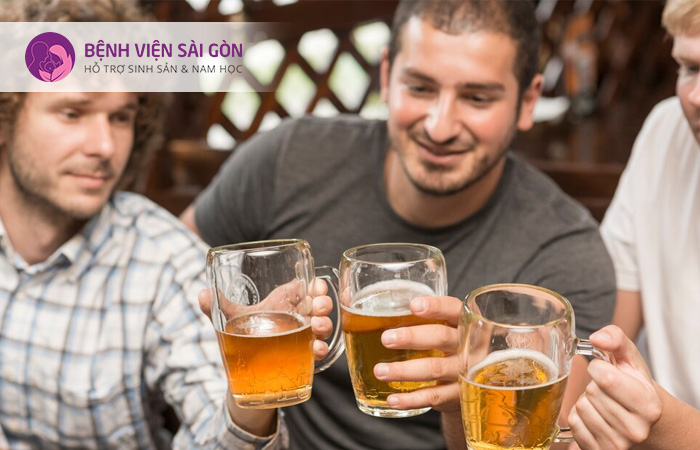 Nam giới uống nhiều bia rượu cũng có nguy cơ mắc u xơ tuyến tiền liệt