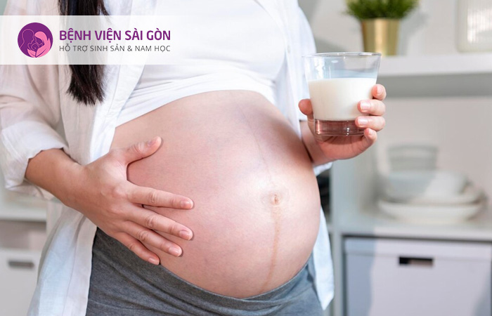 Mẹ bầu nên duy trì thói quen uống sữa trong suốt thai kỳ