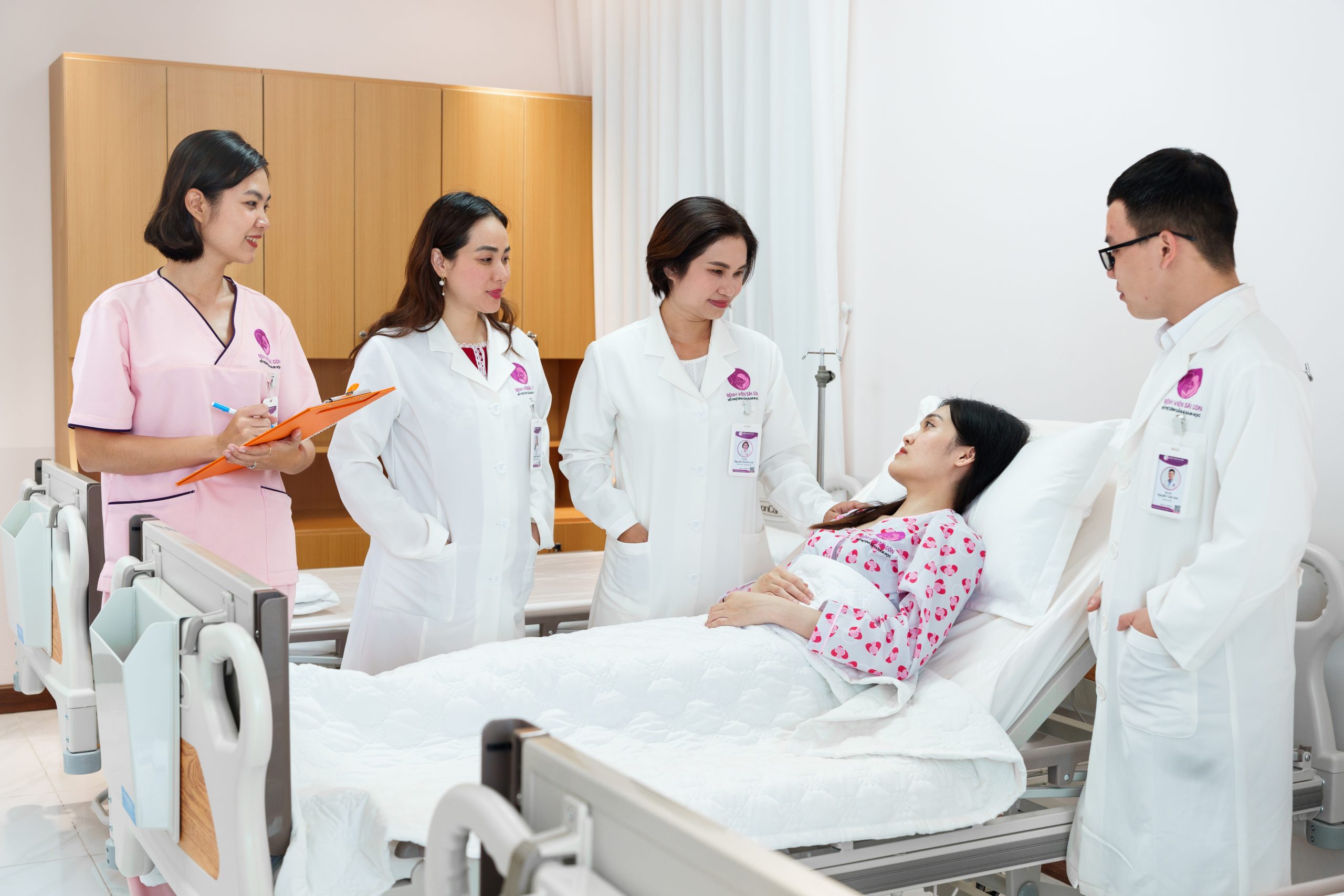Bác sĩ thăm khám tận tình