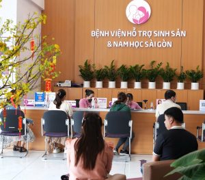 Rất đông ba mẹ đến Bệnh viện kiểm tra sức khoẻ vào ngày đầu năm