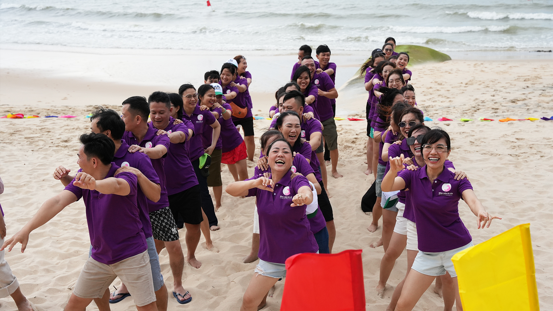 Khởi đầu là phần khởi động đầy tiếng cười của toàn đội