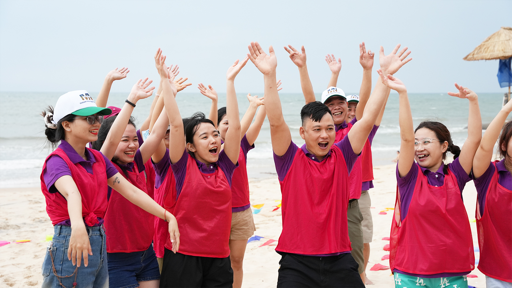 Các hoạt động ngoài trời tạo nên không khí vui tươi nhưng cũng không kém phần đoàn kết