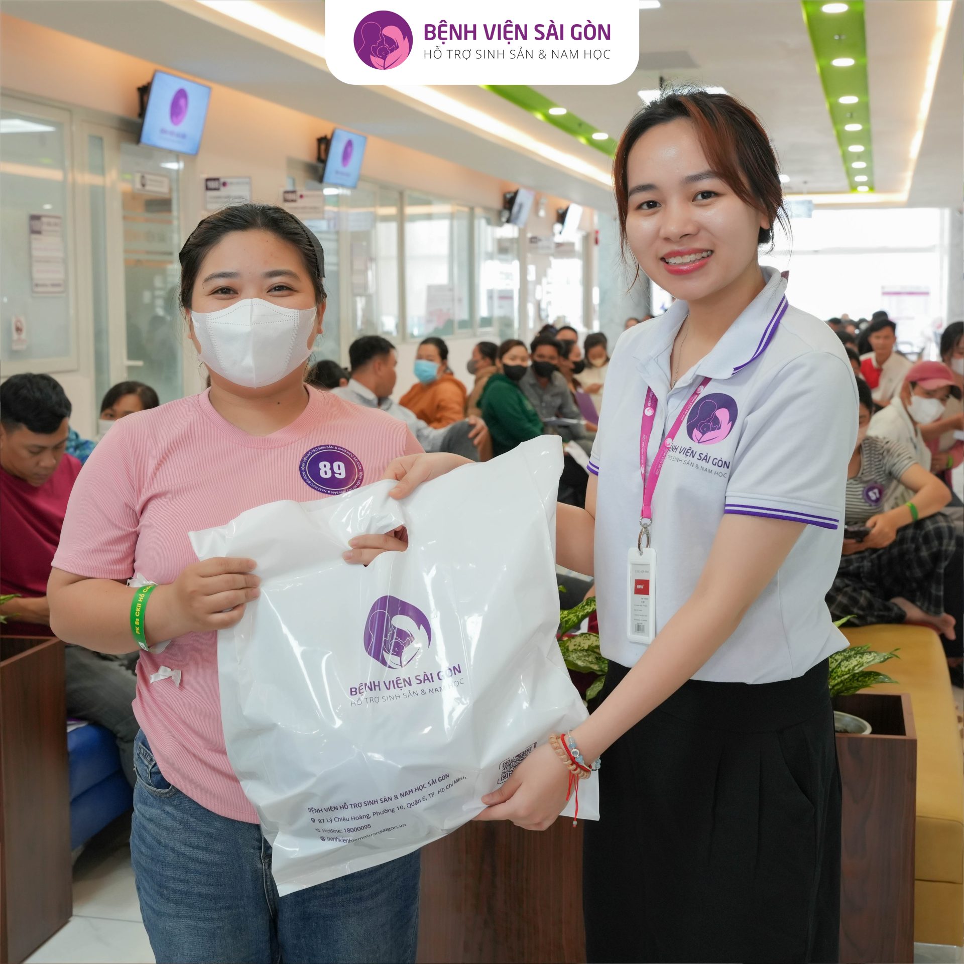 Ngoài 2 suất IVF miễn phí, Bệnh Viện còn trao nhiều phần quà, động viên ba mẹ