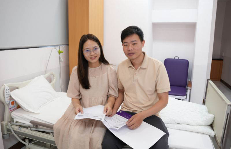 Khách hàng Cao Thị Mỹ Linh cùng chồng, anh Nguyễn Văn Nam Khách hàng Cao Thị Mỹ Linh cùng chồng, anh Nguyễn Văn Nam