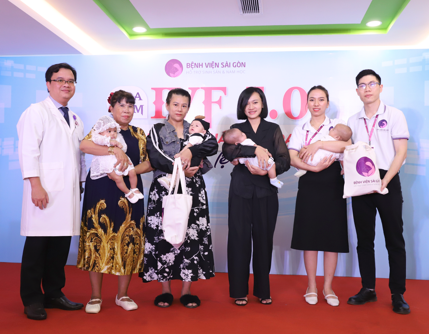 Chương trình còn có sự góp mặt của các gia đình đã tìm con thành công