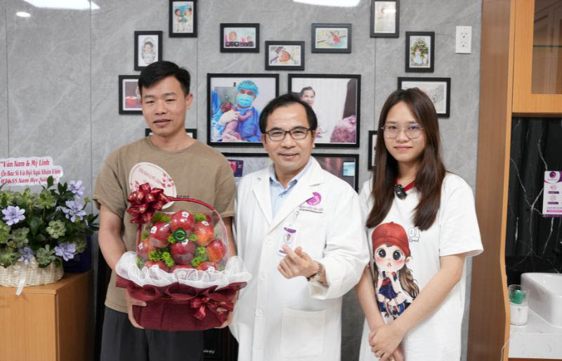Chị Cao Thị Mỹ Linh và anh Nguyễn Văn Nam cùng bác sĩ Hồ Cao Cường