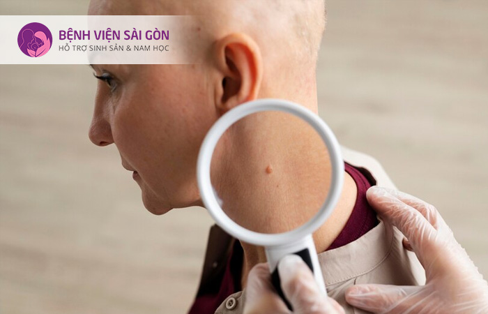 Sốt là dấu hiệu dễ dàng nhận biết nhất trường hợp người mẹ bị nhiễm trùng hậu sản
