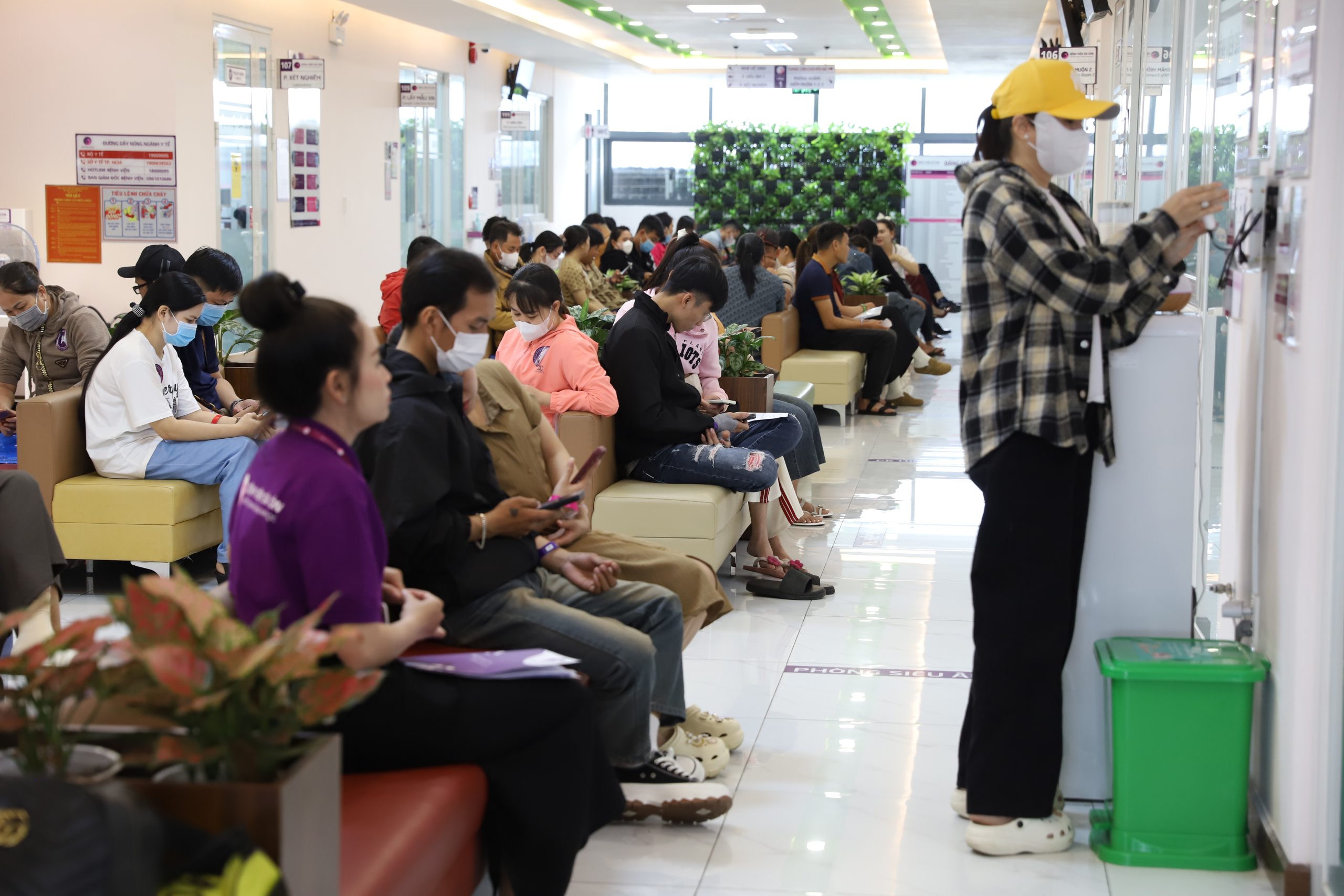 Rất đông ba mẹ đã đến từ sáng sớm thực hiện thủ tục check-in và thăm khám cùng bác sĩ chuyên khoa