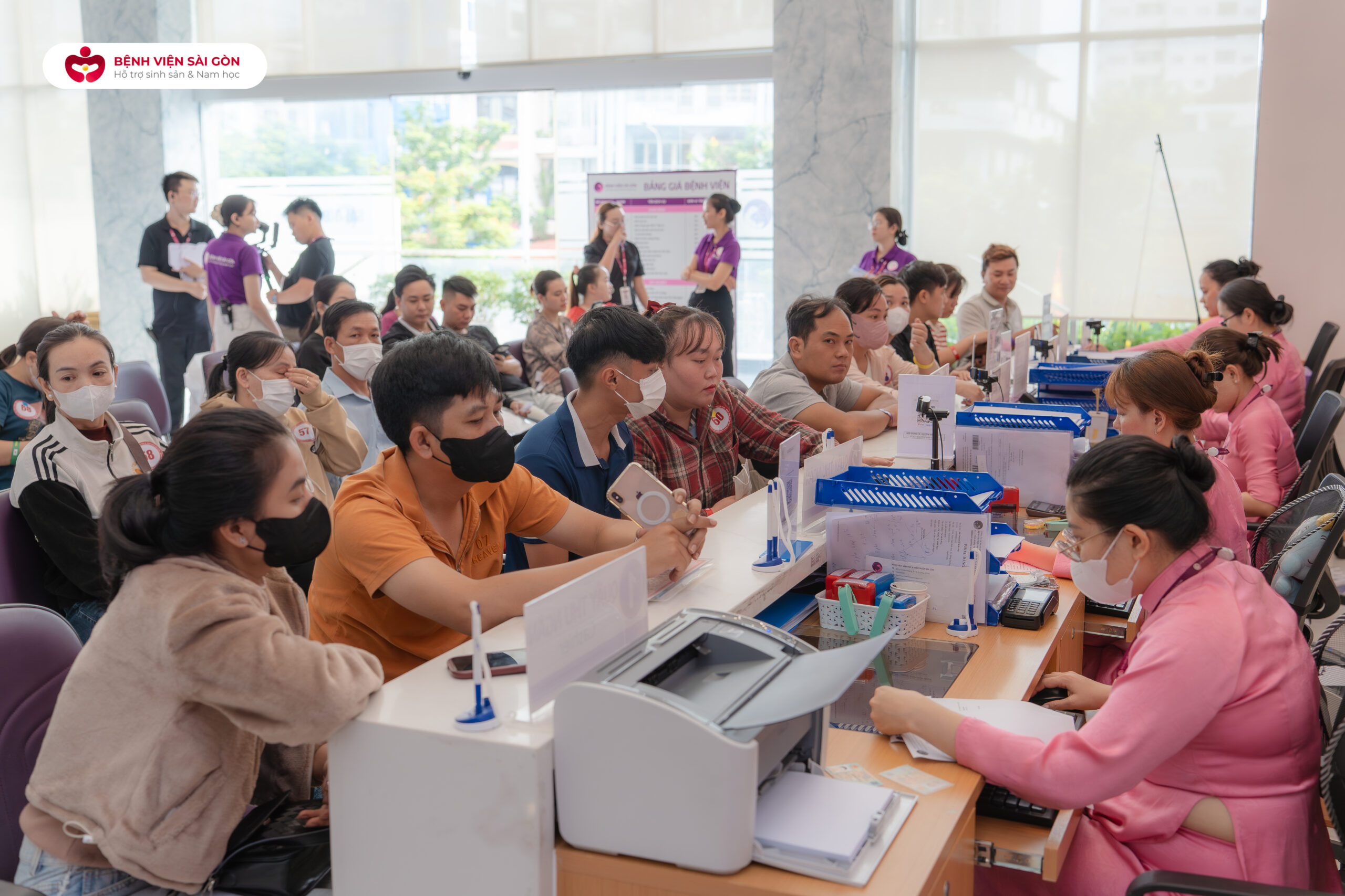 Rất đông ba mẹ đã đến từ rất sớm để thực hiện thủ tục check-in