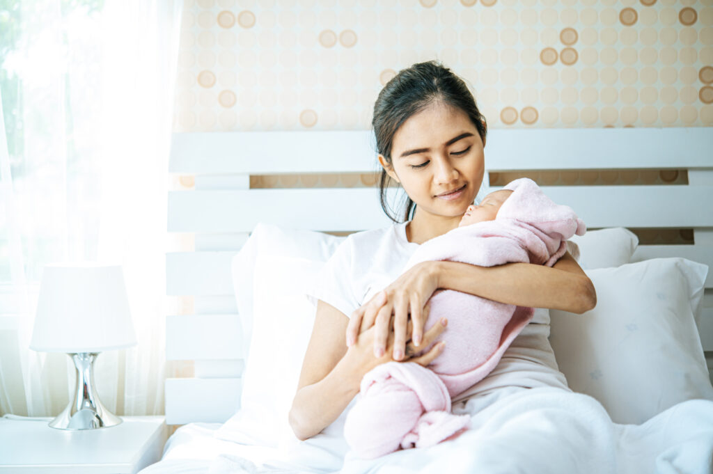 Việc người thân sản sẻ việc chăm sóc bé là một cách phòng người trầm cảm sau sinh ở mẹ