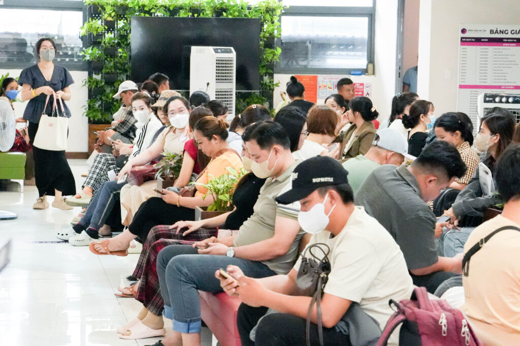 Hàng trăm ba mẹ đã đến Bệnh Viện rất sớm để checkin và thăm khám sức khoẻ