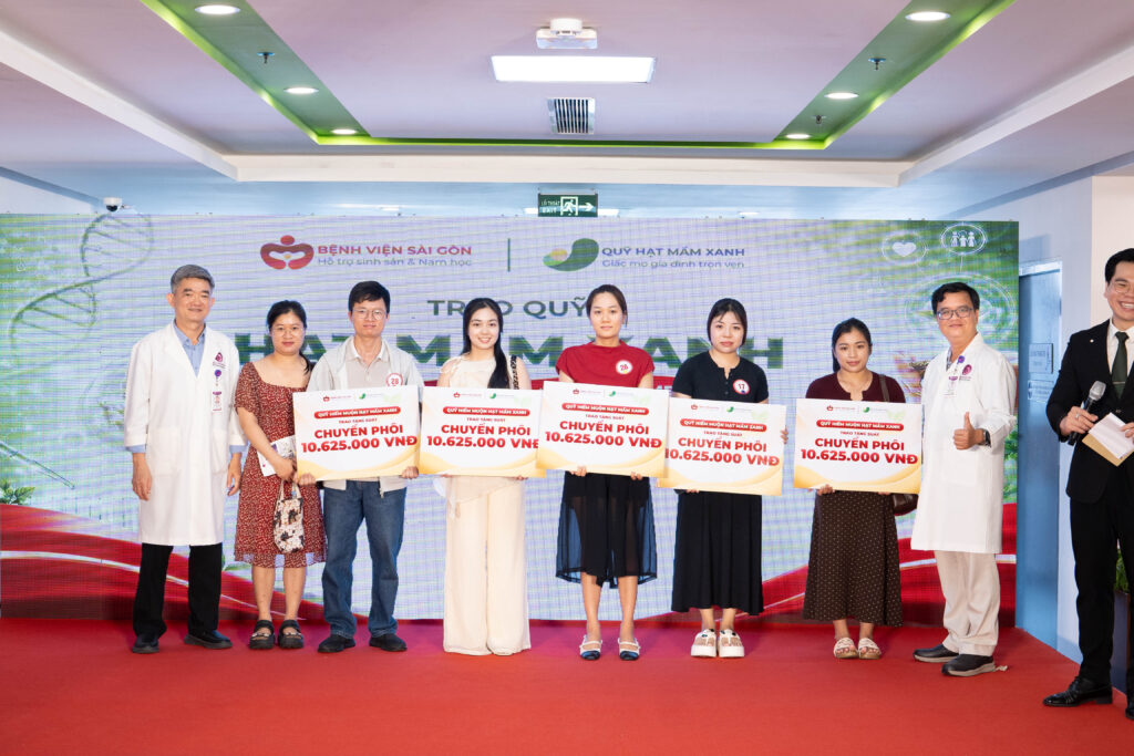 Những ba mẹ may mắn nhận được giải miễn phí chuyển phôi vào ngày sự kiện diễn ra