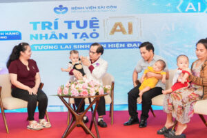 Bác Cường cùng các gia đình đã đón bé