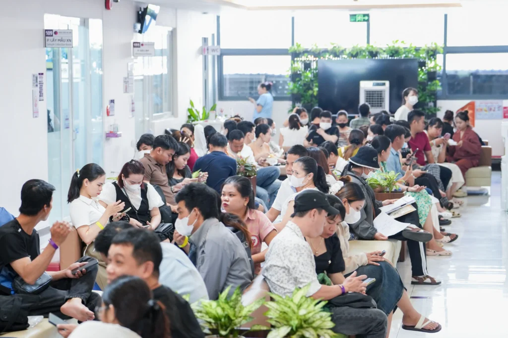 Rất đông ba mẹ đã đến Bệnh Viện từ rất sớm và cùng chung một giấc mơ