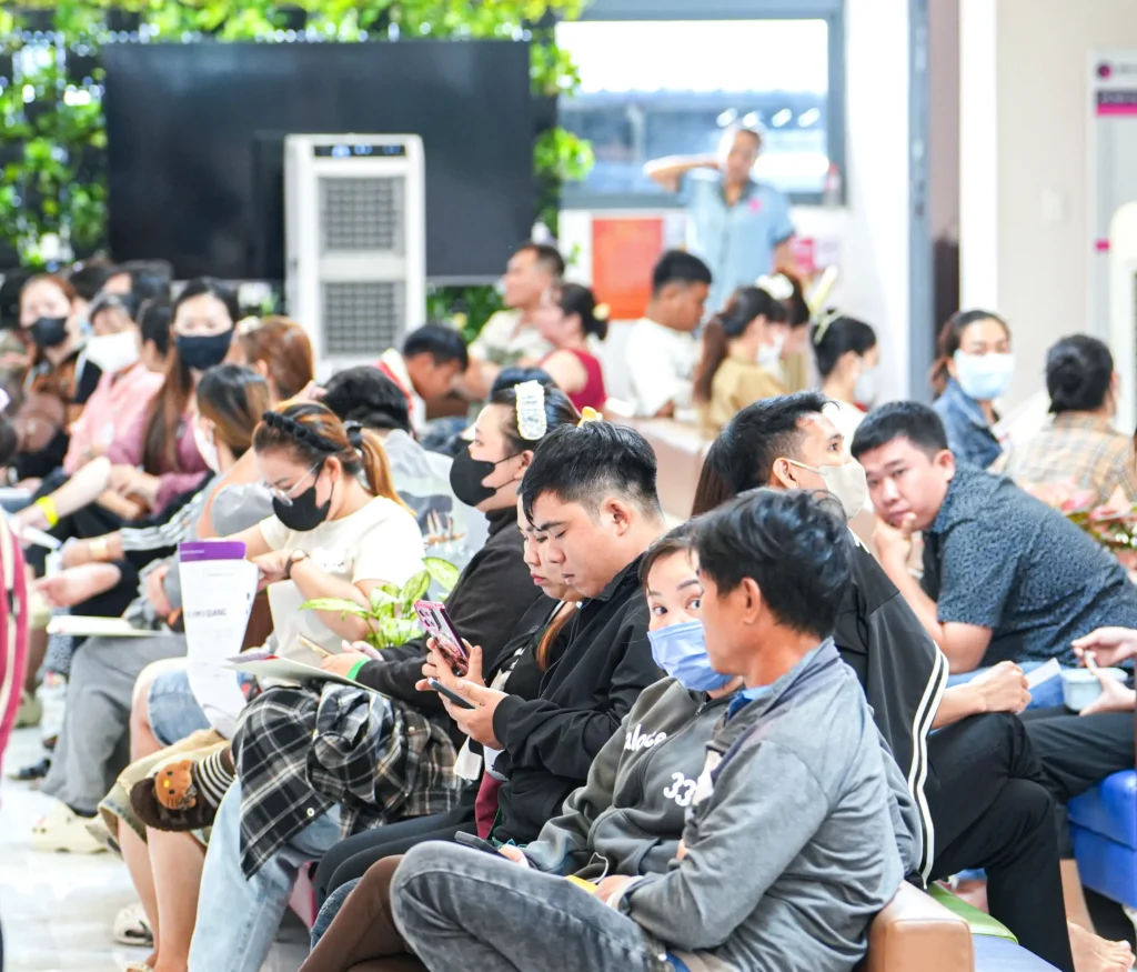 Rất đông ba mẹ đã đến Bệnh Viện từ rất sớm để check-in và thăm khám