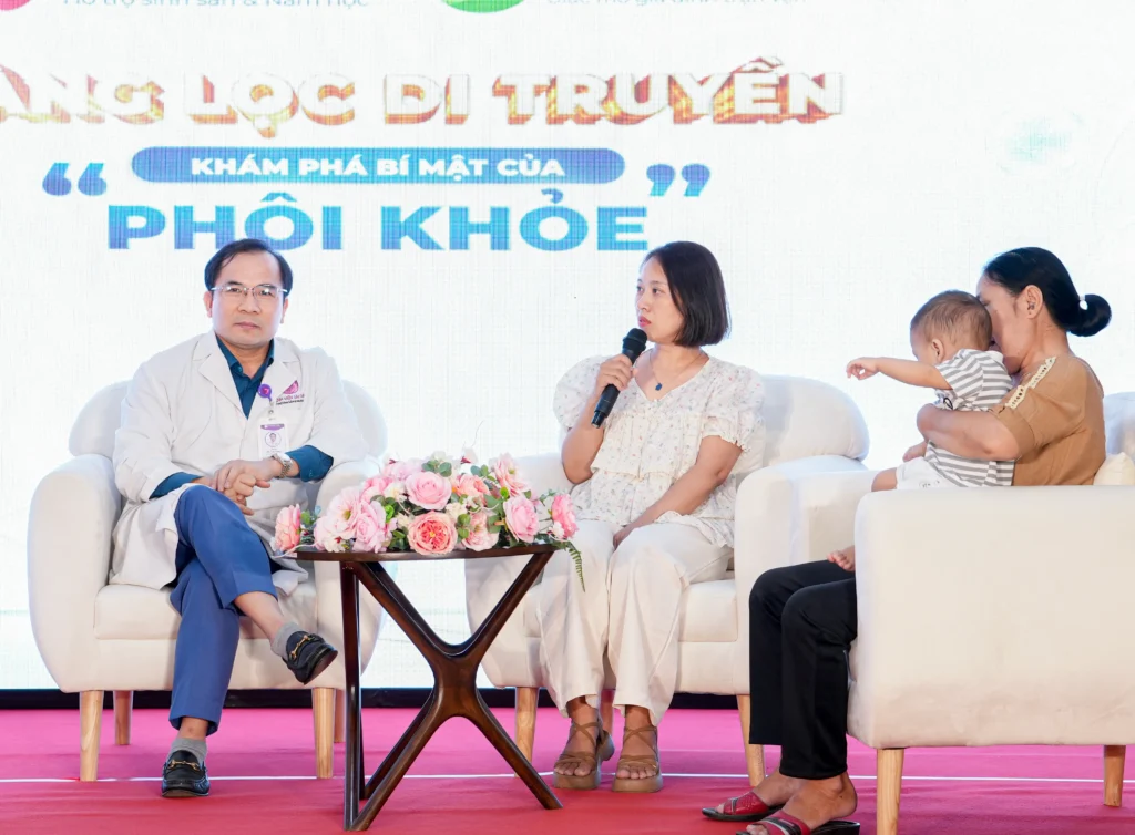Bác sĩ CKII Hồ Cao Cường cùng gia đình khách mời chia sẻ trong sự kiện