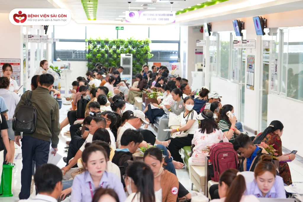 Hàng trăm ba mẹ từ khắp nơi đã đến Bệnh Viện từ rất sớm để làm thủ tục check-in và thăm khám